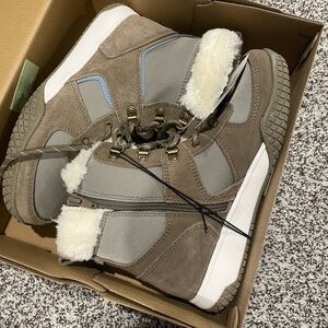 Women’s Sneaker Boot Size 8